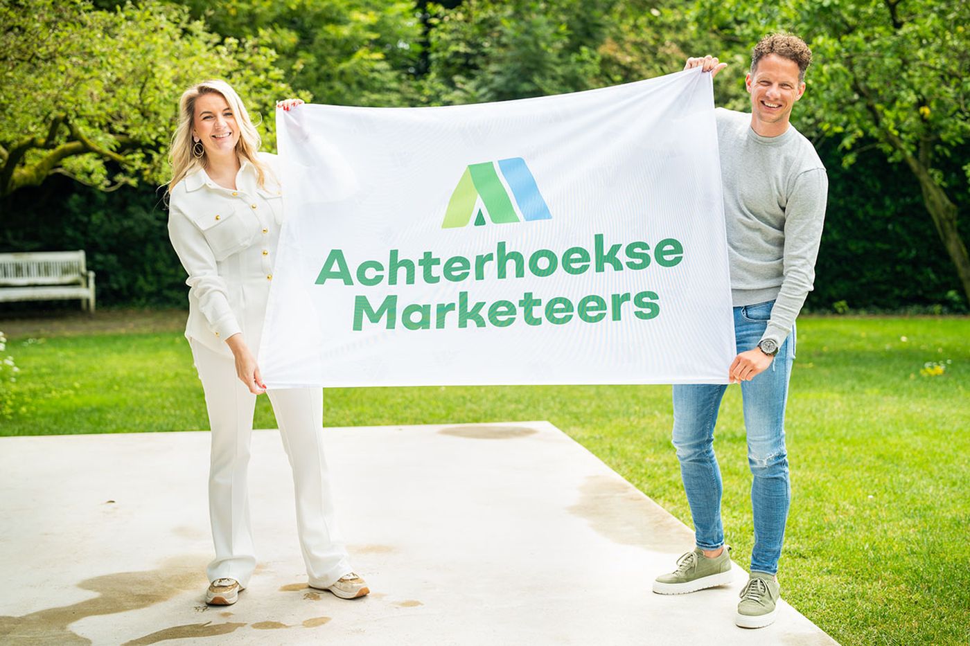 Leden van Arnhemse Marketeers met de vlag